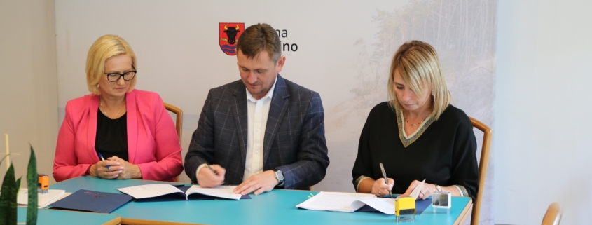Podpisanie umowy modernizacja drogi Tymień- Strachomino, gmina Będzino.