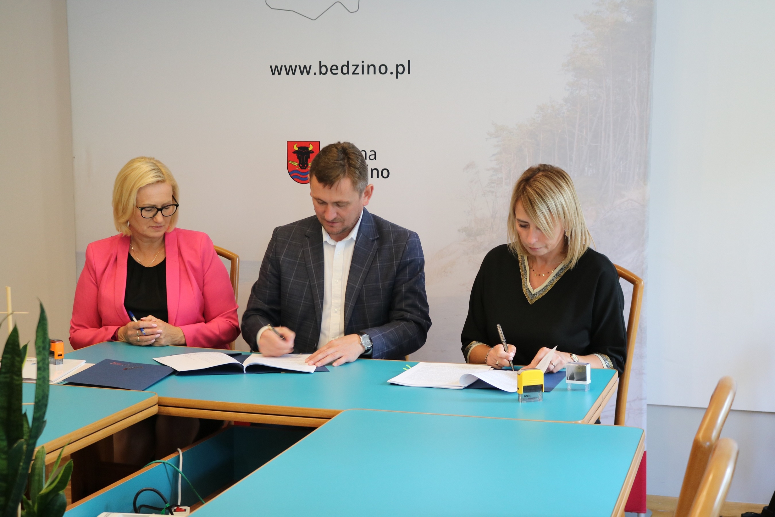 Podpisanie umowy modernizacja drogi Tymień- Strachomino, gmina Będzino.