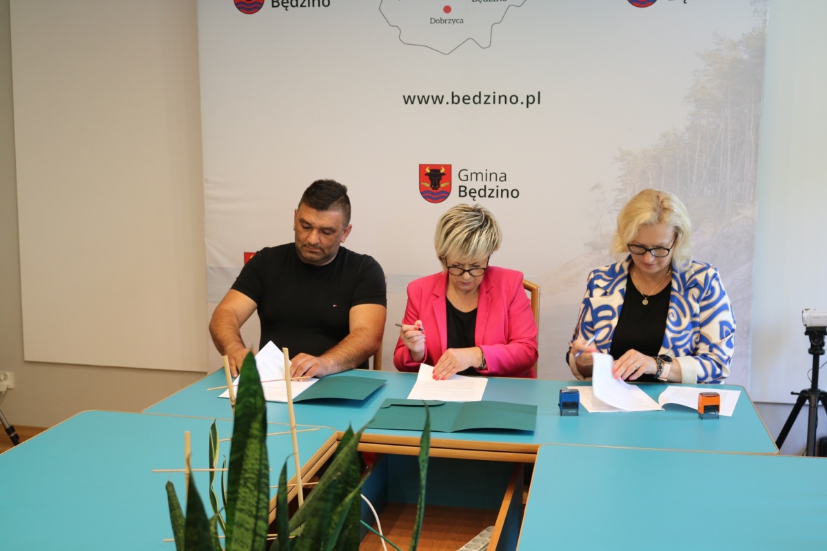 Podpisanie umowy na remont dróg gminnych- Dobrzyca- Słowienkowo- Wierzchomino- Komory, 31.08.2023, UG Będzino