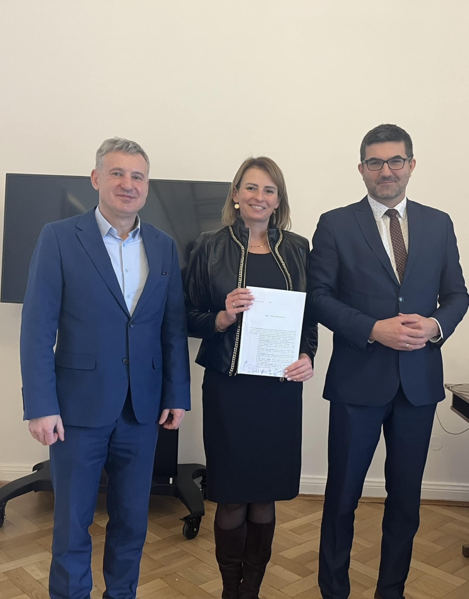 Podpisanie aktu notarialnego powołującego SIM , Wójt Gminy Będzino Sylwia Halama